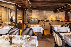 Daily continental breakfast (EUR 20 per person)