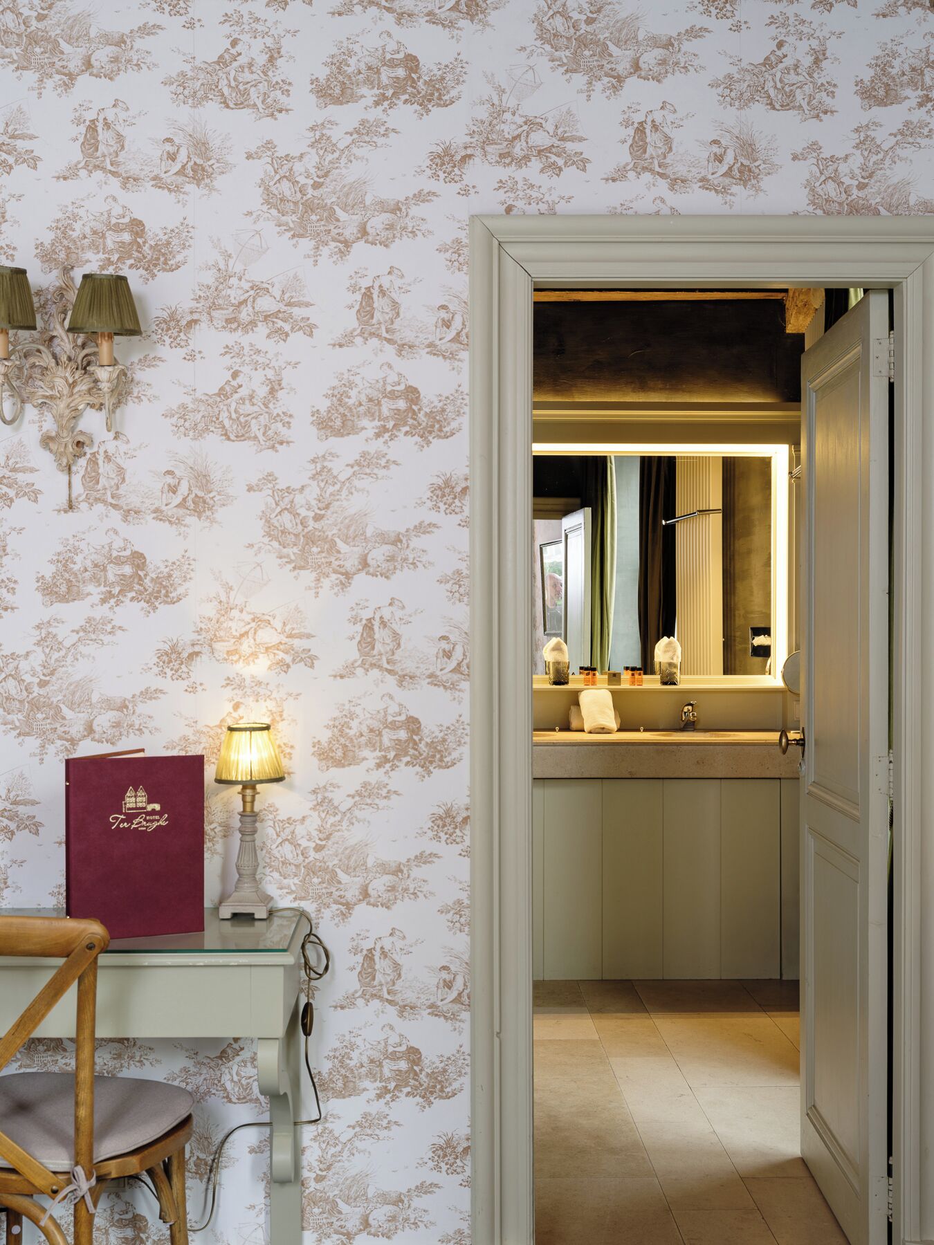 deluxe double room, canal view | minibar, individually decorated, individually furnished, desk