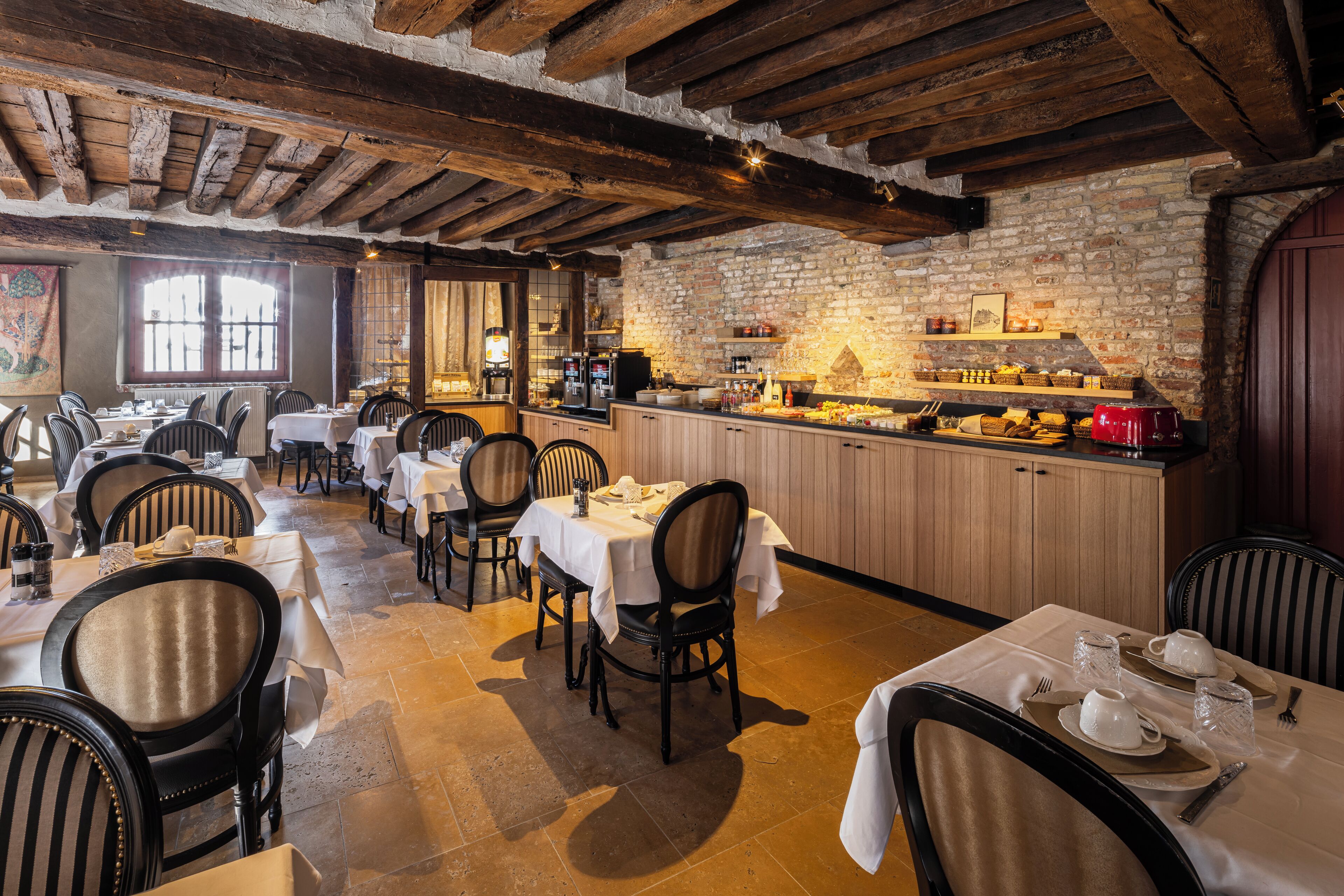 Desayuno continental (EUR 20 por persona) 