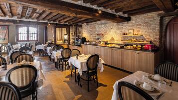 Daily continental breakfast (EUR 20 per person)