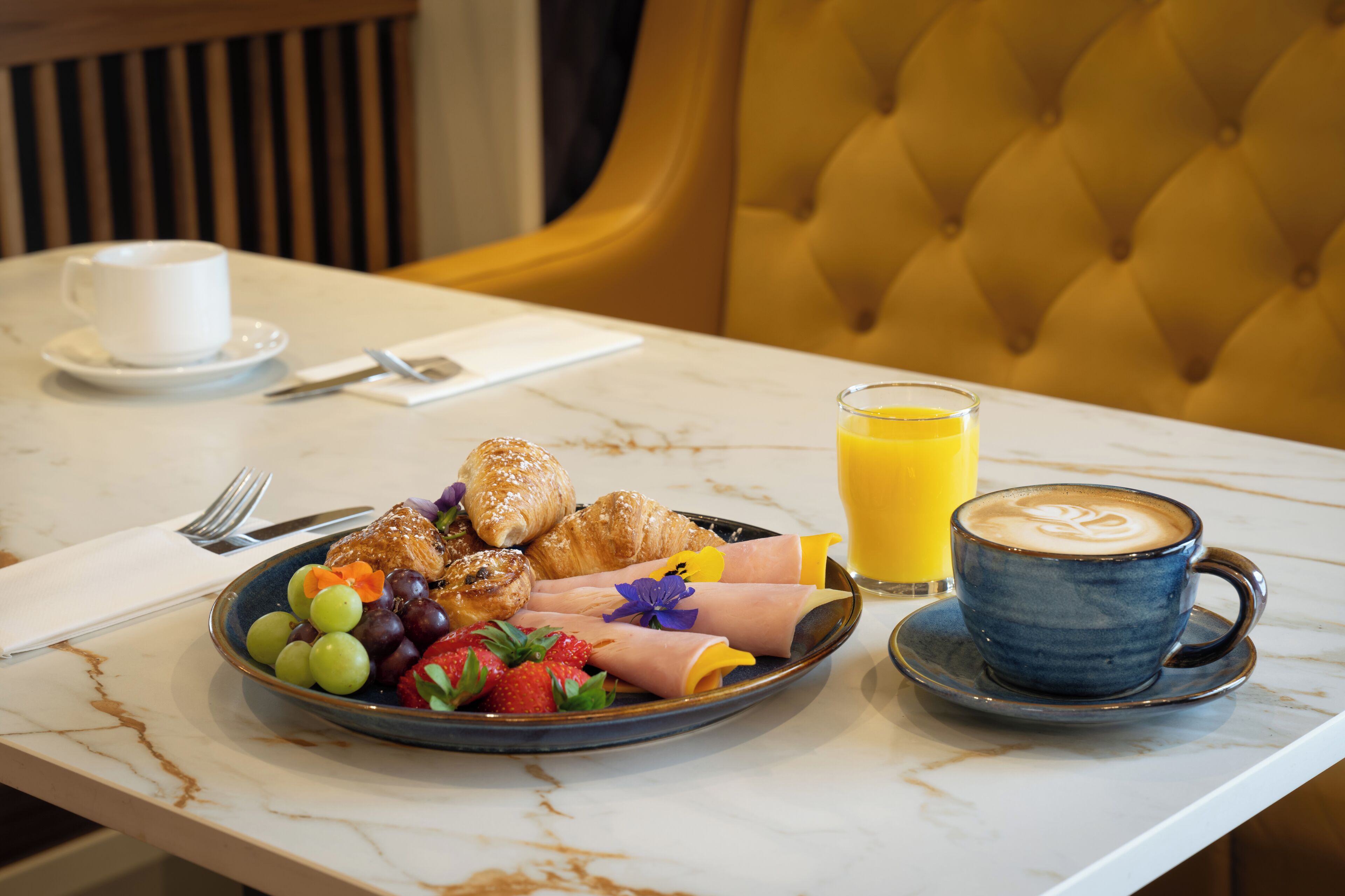 daily full breakfast (eur 17.50 per person)