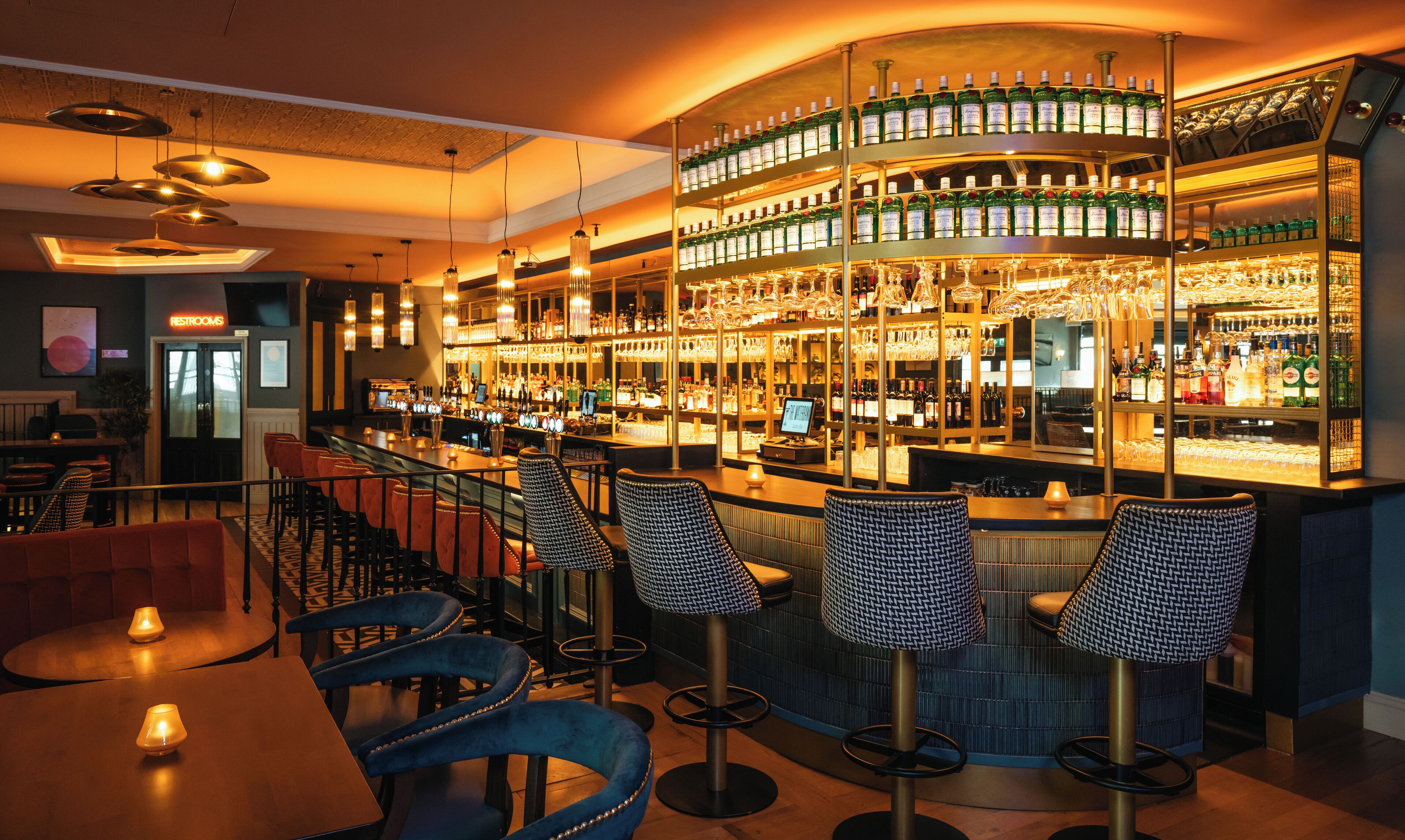 Sert le déjeuner et le dîner