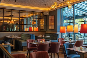 Serves lunch and dinner