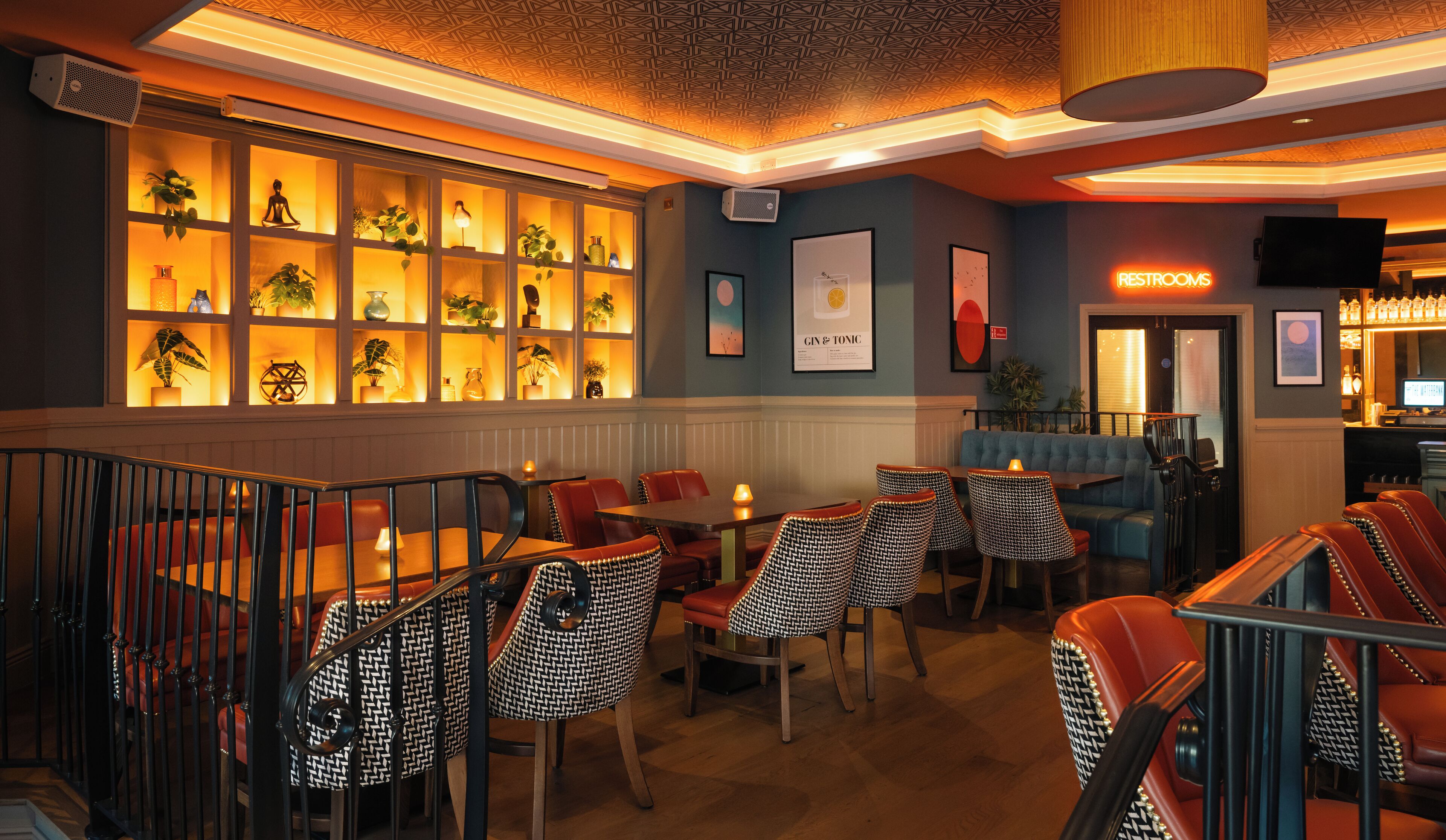 serves lunch and dinner