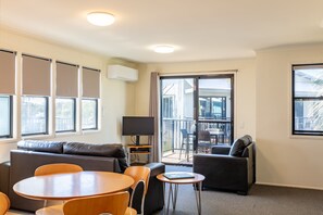 Een 32-inch lcd-televisie met digitale zenders en televisie