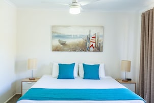 Tabla de planchar con plancha, wifi gratis y ropa de cama