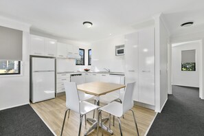 Deluxe Apartment | Private kitchen - Noosa Lakes Resort (Tewantin)