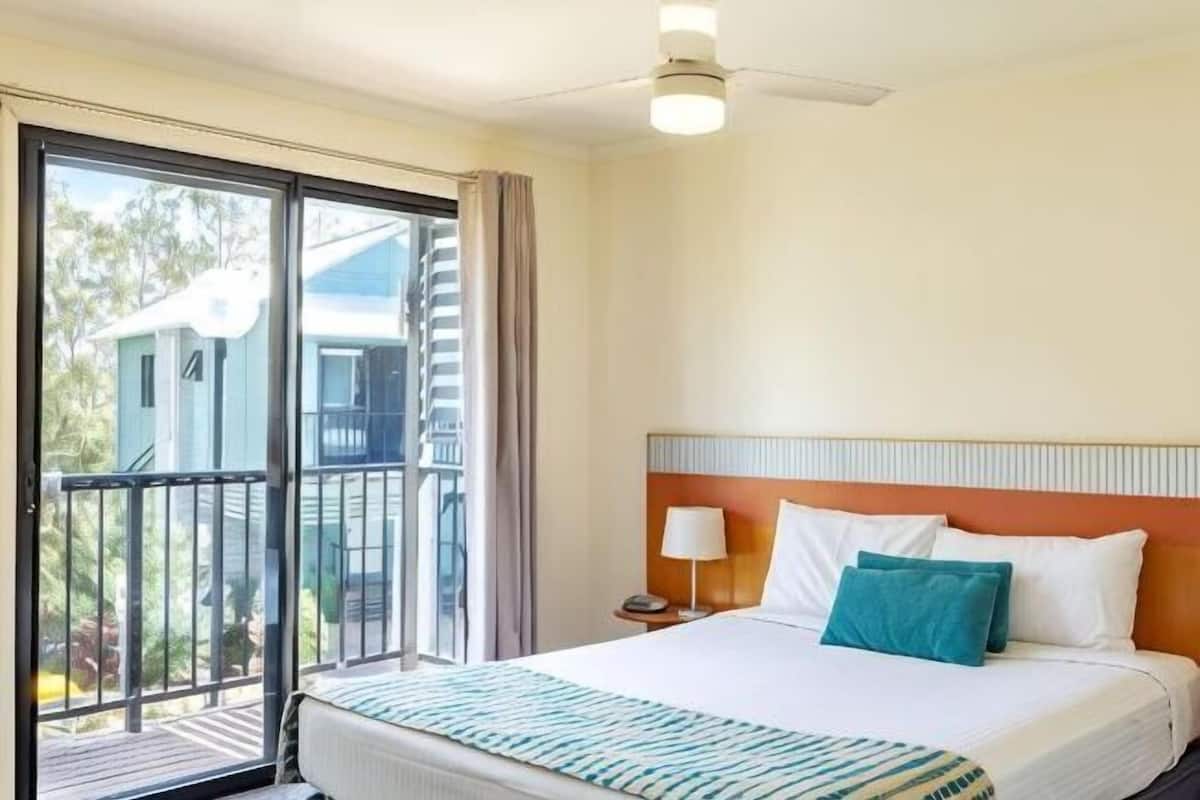 Tabla de planchar con plancha, wifi gratis y ropa de cama