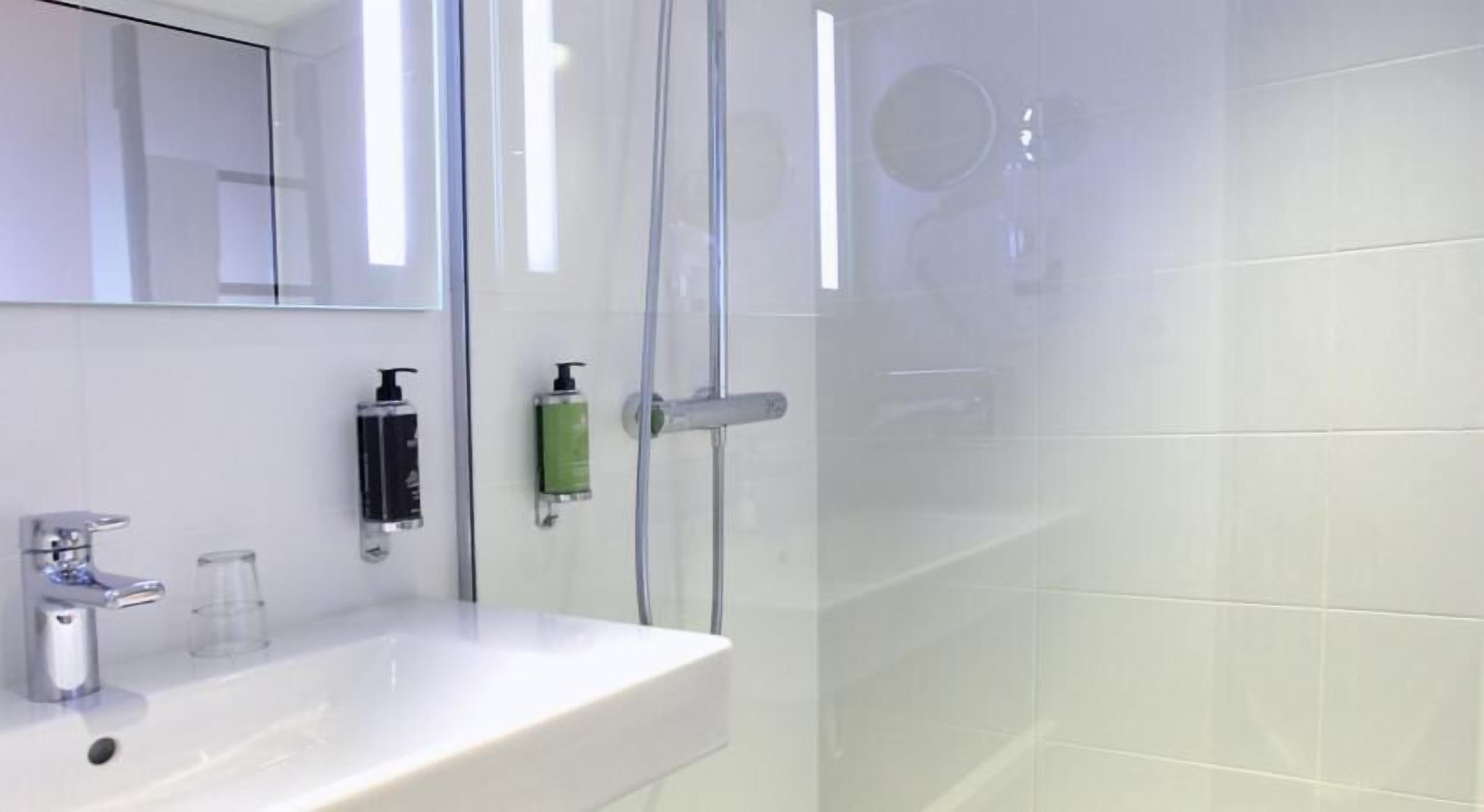 budget double room | bathroom | hair dryer, towels