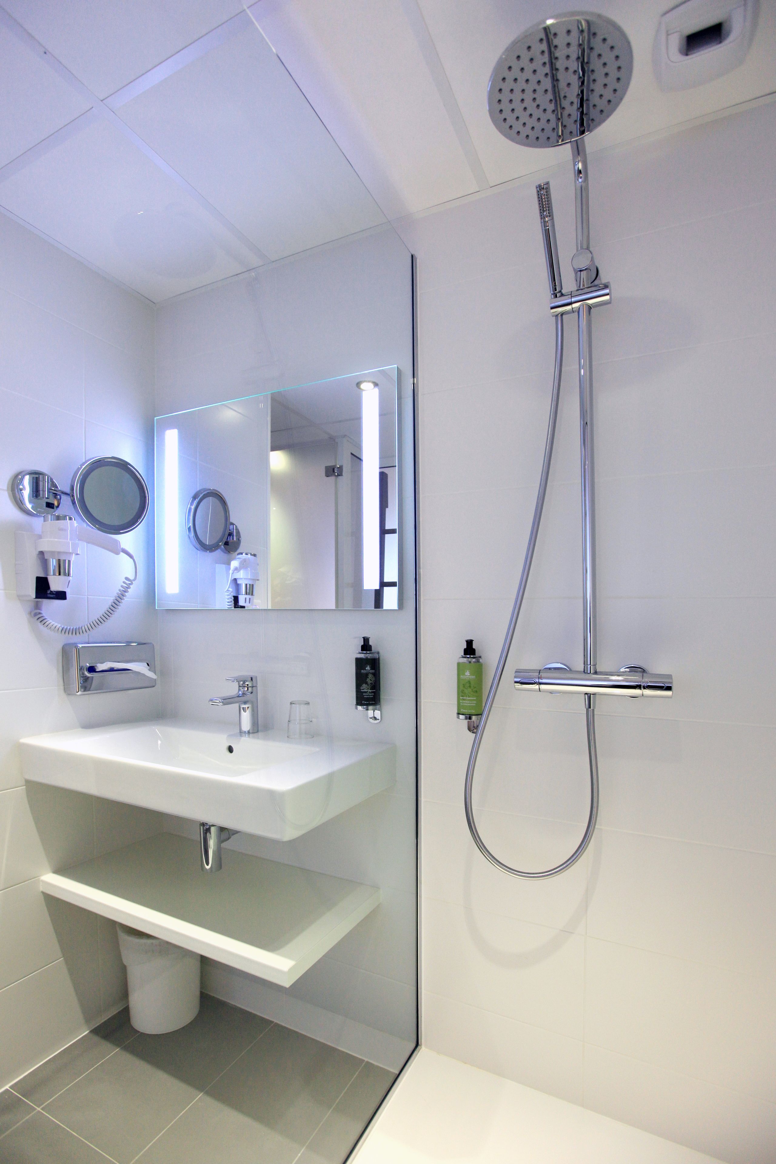 budget double room | bathroom | hair dryer, towels