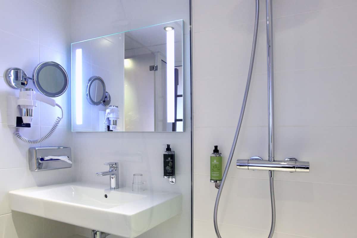 budget double room | bathroom | hair dryer, towels