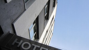 A hotel sign with the word "HOTEL" and three stars. - Hotel Anne de Bretagne (Rennes)