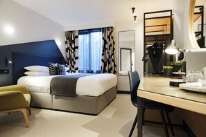 Deluxe Double Room, 1 King Bed | 1 bedroom, hypo-allergenic bedding, in-room safe, desk