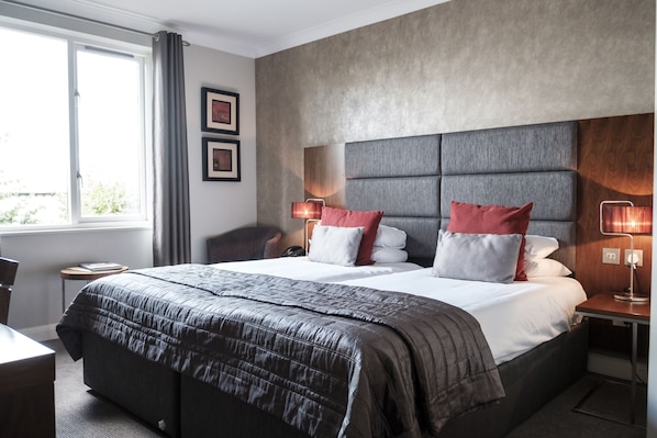 Roupas de cama antialérgicas, cofres nos quartos, escrivaninha