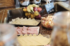 Petit déjeuner complet (11.50 GBP par personne)