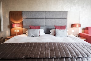 Hypo-allergenic bedding, in-room safe, desk, iron/ironing board - The Fox & Goose Hotel (London)