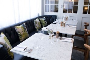 Se sirven desayunos, cenas y cocina británica