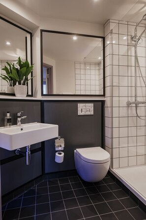 Articles de toilette gratuits, sèche-cheveux, serviettes fournies