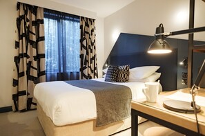 Habitación Deluxe doble, 1 cama de matrimonio grande | Ropa de cama hipoalergénica, caja fuerte, escritorio