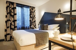 Quarto casal luxo, 1 cama King | Roupas de cama antialérgicas, cofres nos quartos, escrivaninha