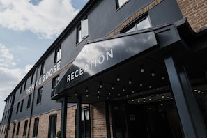 A building with a reception area and a sign that reads "The Fix & Goose." - The Fox & Goose Hotel (London)