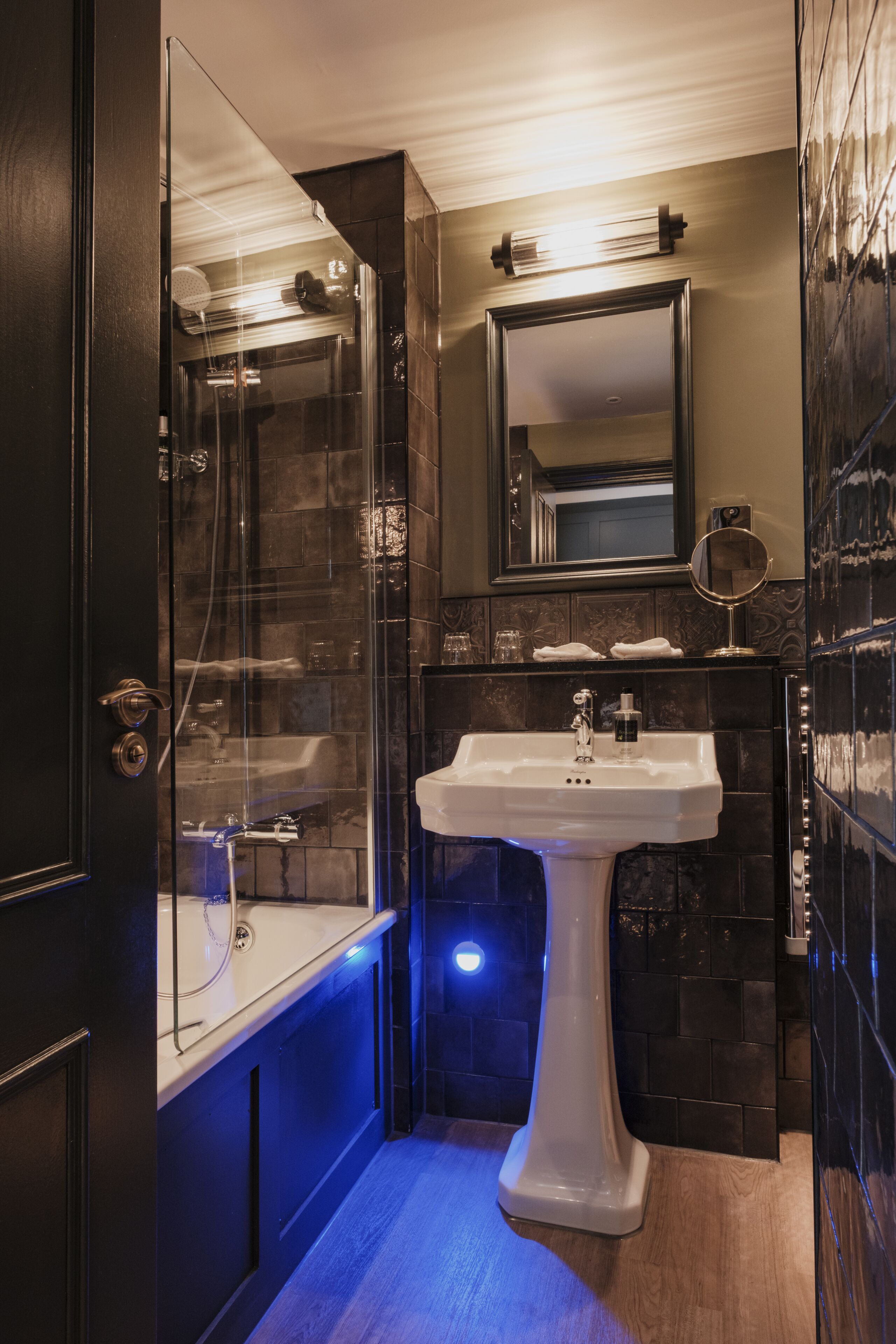 deluxe twin room | bathroom | separate bathtub and shower, free toiletries, hair dryer, towels