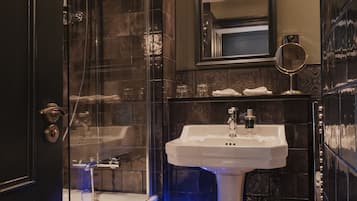 Habitación Deluxe con 2 camas individuales | Baño | Tina y regadera independientes y amenidades de baño gratuitas