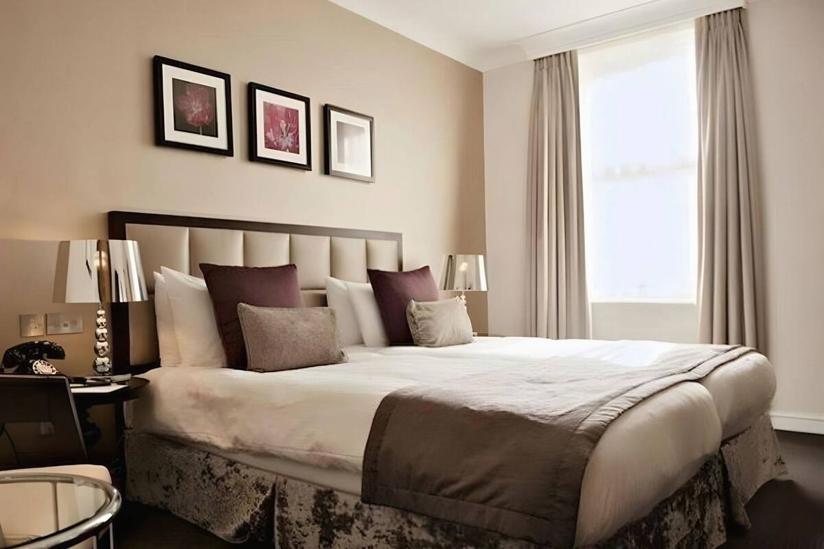 In-room safe, desk, iron/ironing board (on request), WiFi (free)