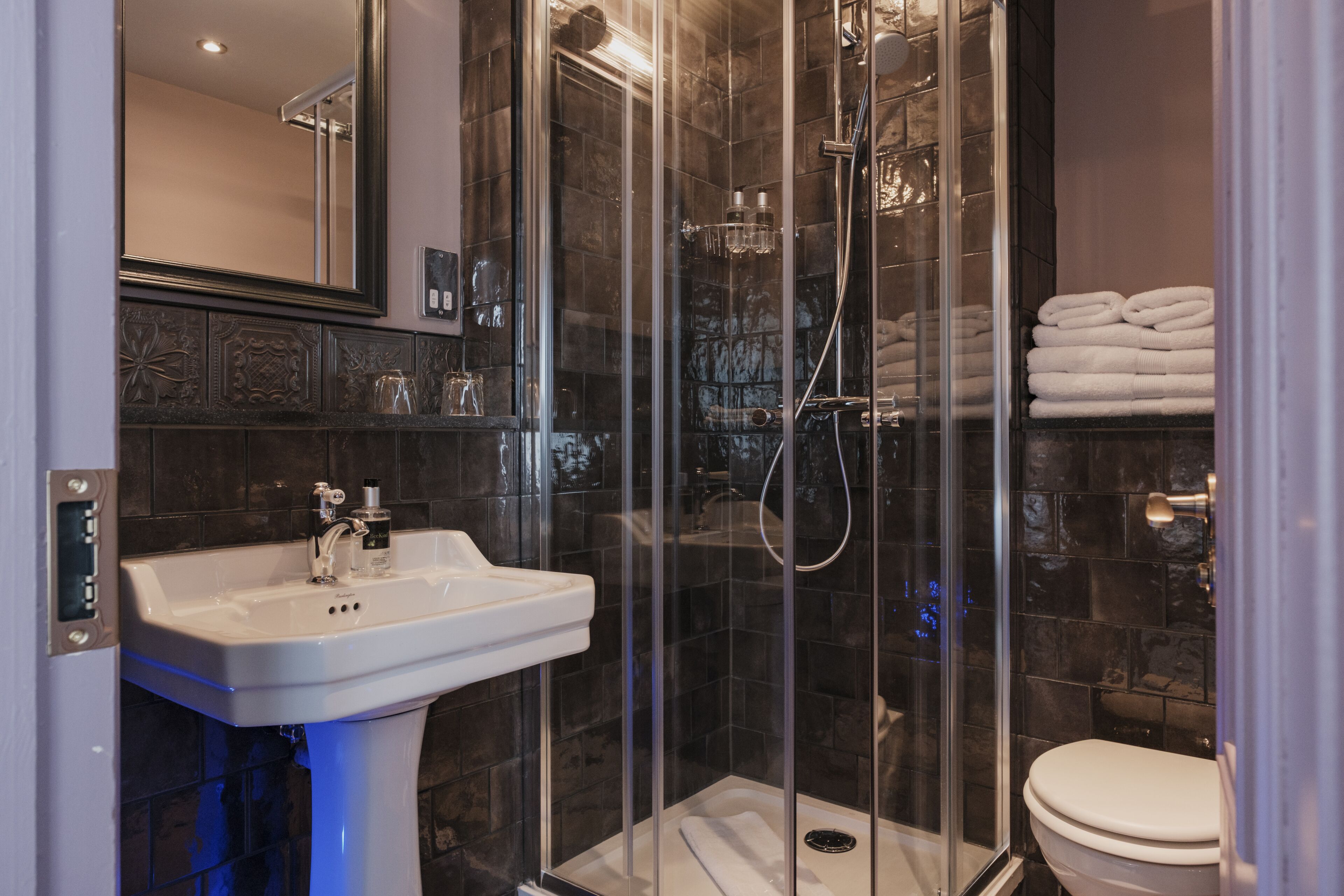 basic double room | bathroom | separate bathtub and shower, free toiletries, hair dryer, towels
