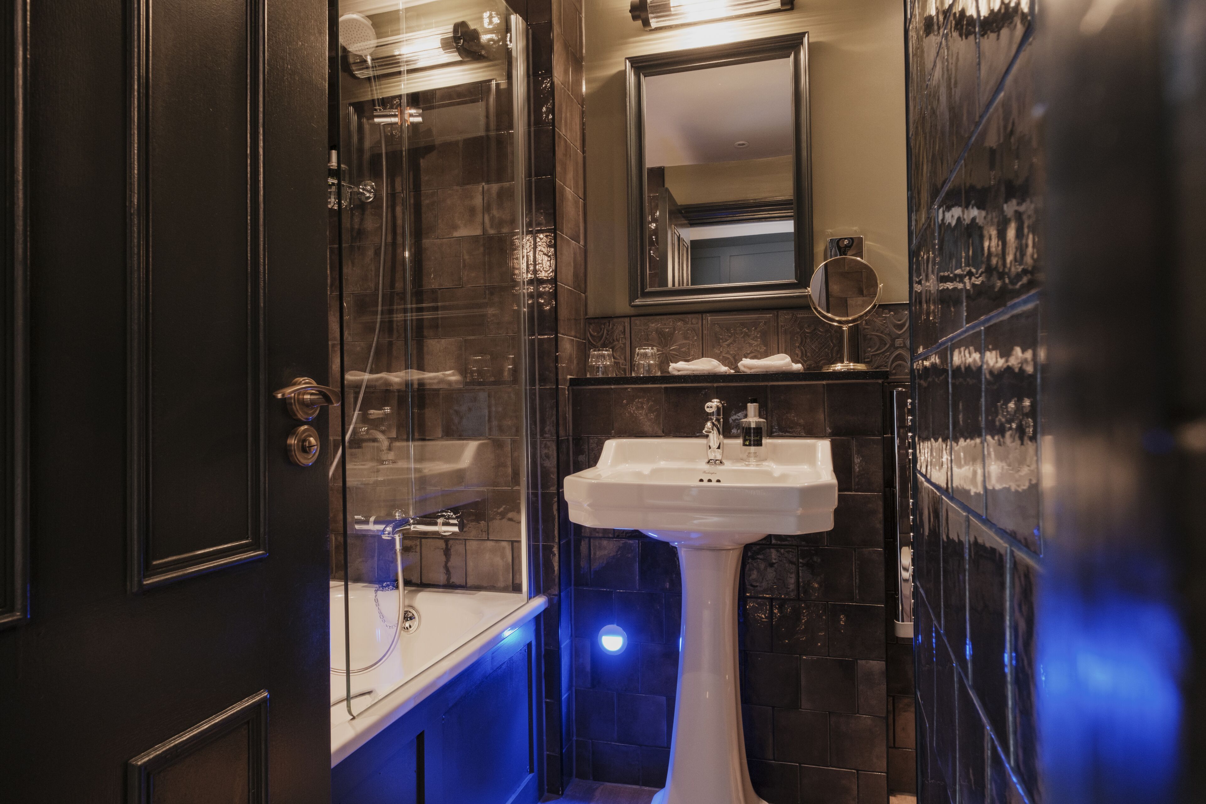 deluxe twin room | bathroom | separate bathtub and shower, free toiletries, hair dryer, towels