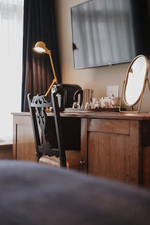 Quarto duplo standard | Cofres nos quartos, escrivaninha, ferros/tábuas de passar roupa