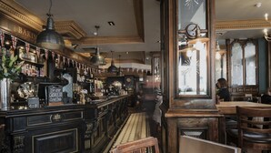 供應午餐及晚餐