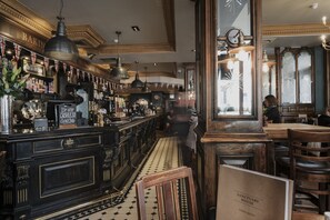Lounas ja illallinen, paikallinen keittiö