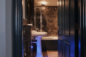 Habitación triple familiar | Baño | Tina y regadera independientes y amenidades de baño gratuitas