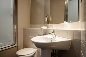 Standard Double or Twin Room | Bathroom | Combined shower/bathtub, free toiletries, hair dryer, towels