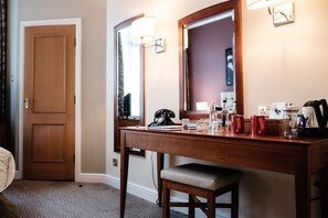 Dobbeltrom – standard, 1 dobbeltseng | Safe på rommet, individuelt dekorert, skrivebord og strykejern/-brett