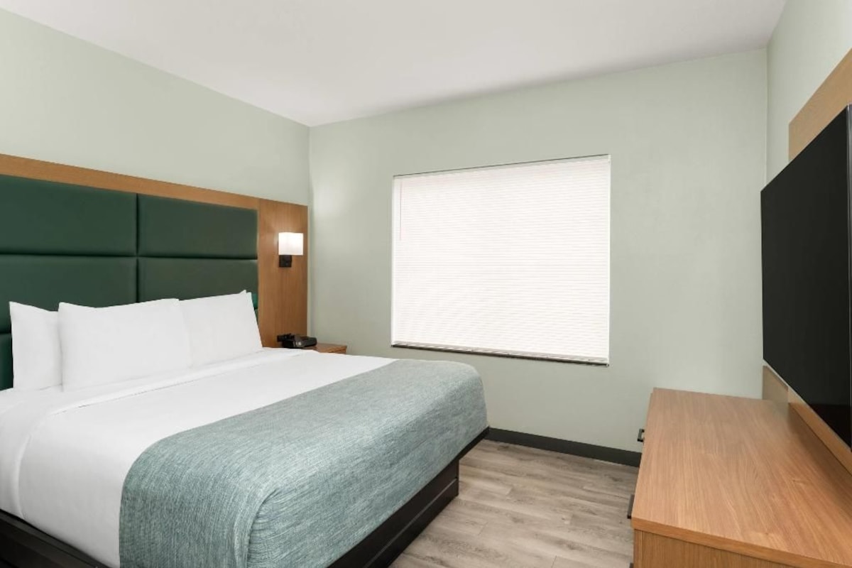 Pillowtop beds, desk, laptop workspace, blackout drapes