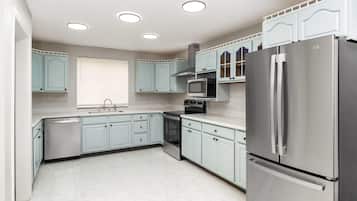 Zimmer, 1 King-Bett, Ausstattung für hörgeschädigte Menschen, Nichtraucher (Bathtub w/Grab Bars)