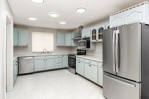 客房, 1 张特大床, 听觉无障碍, 无烟房 (Bathtub w/Grab Bars) | 办公桌、笔记本电脑工作区、遮光窗帘、熨斗/熨衣板