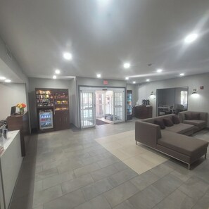 Lobby sitting area - Wingate by Wyndham Mansfield OH (Mansfield)