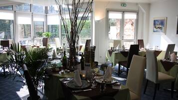 Melayani makan siang dan makan malam dengan sajian masakan Prancis