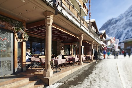 Exterior. Central Hotel Wolter