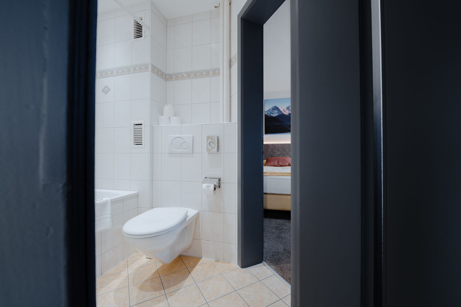 Ein modernes Badezimmer mit Toilette, Waschbecken und Dusche.