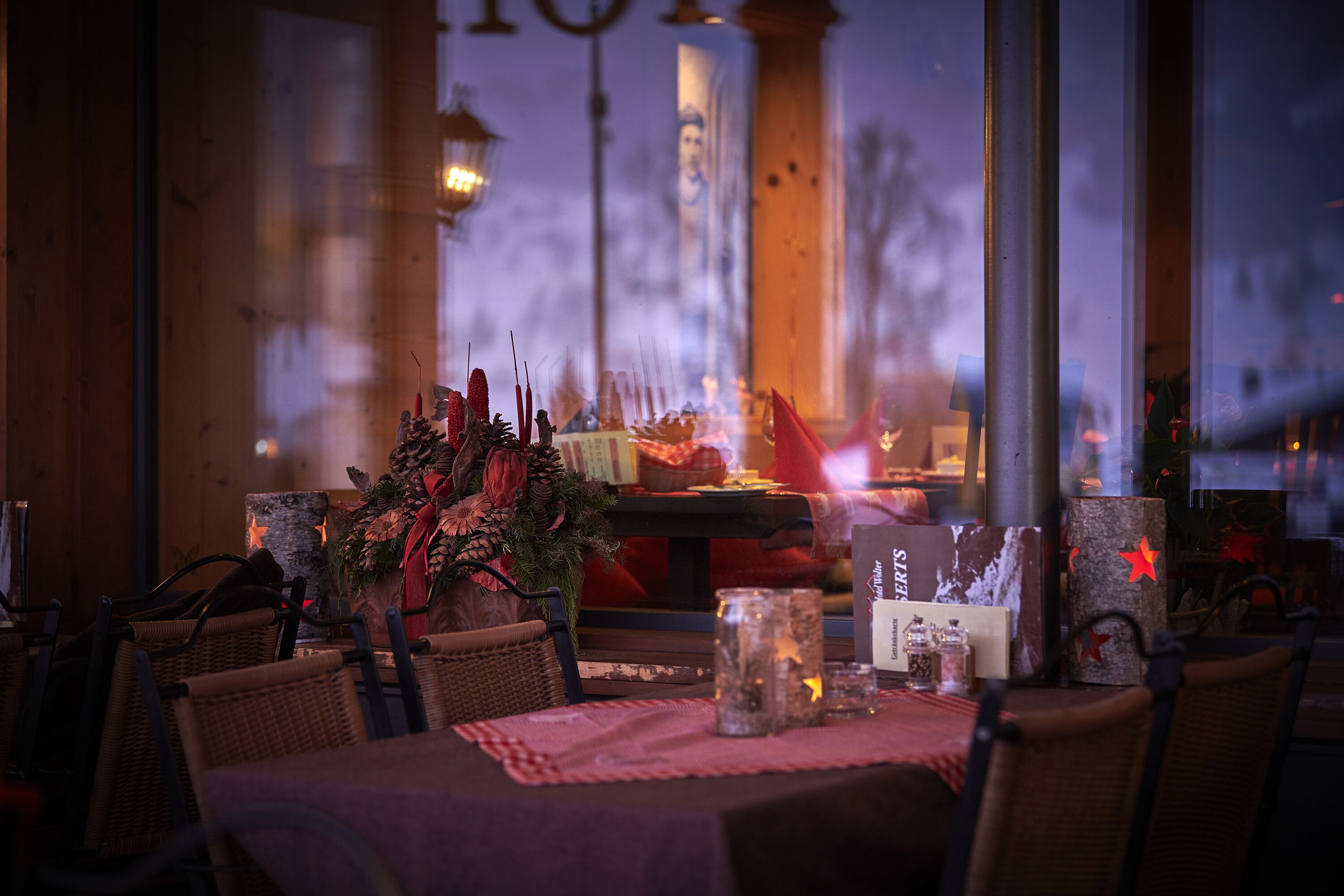 lunch, dinner served; international cuisine, al fresco dining