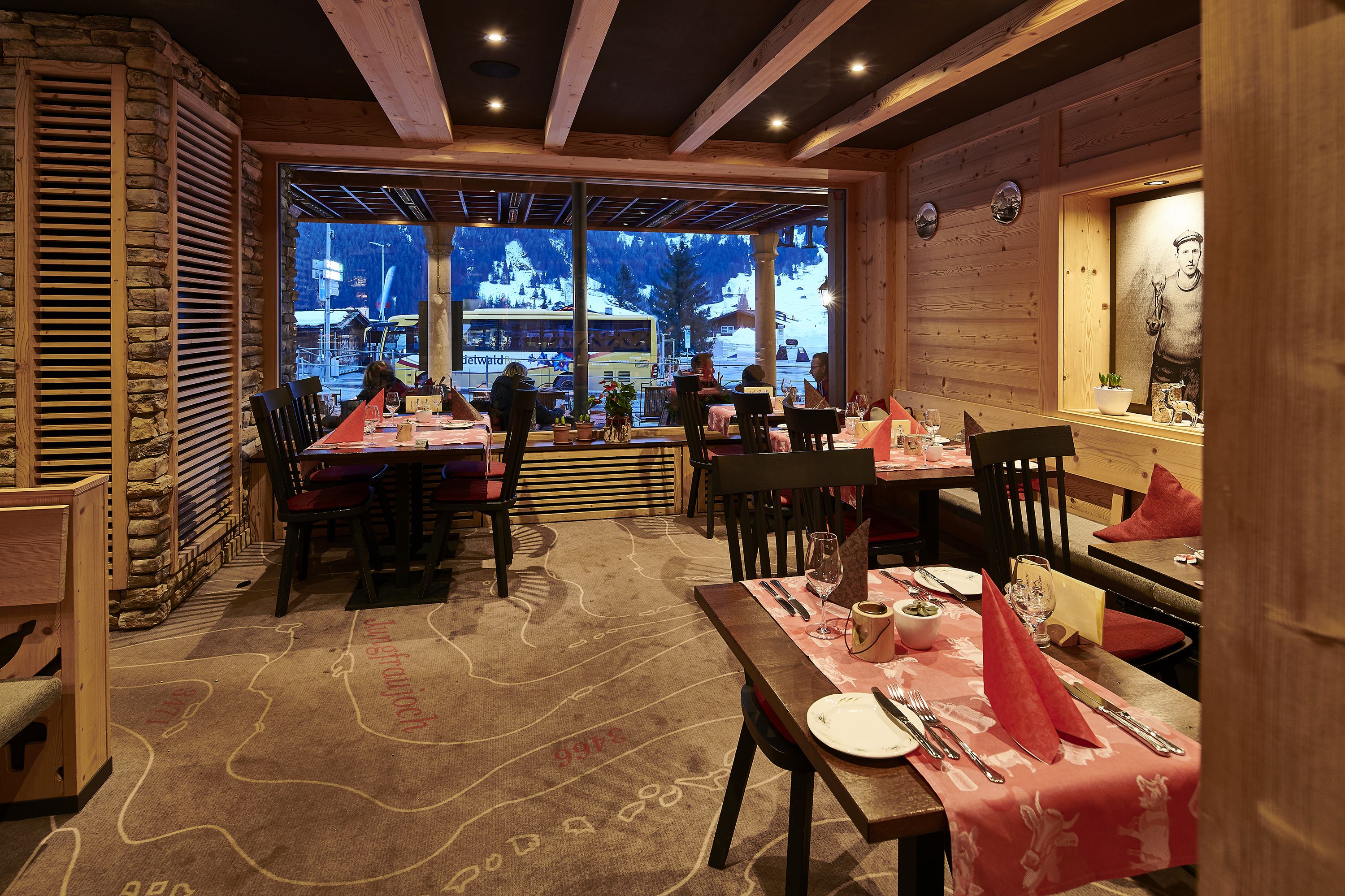 lunch, dinner served; international cuisine, al fresco dining