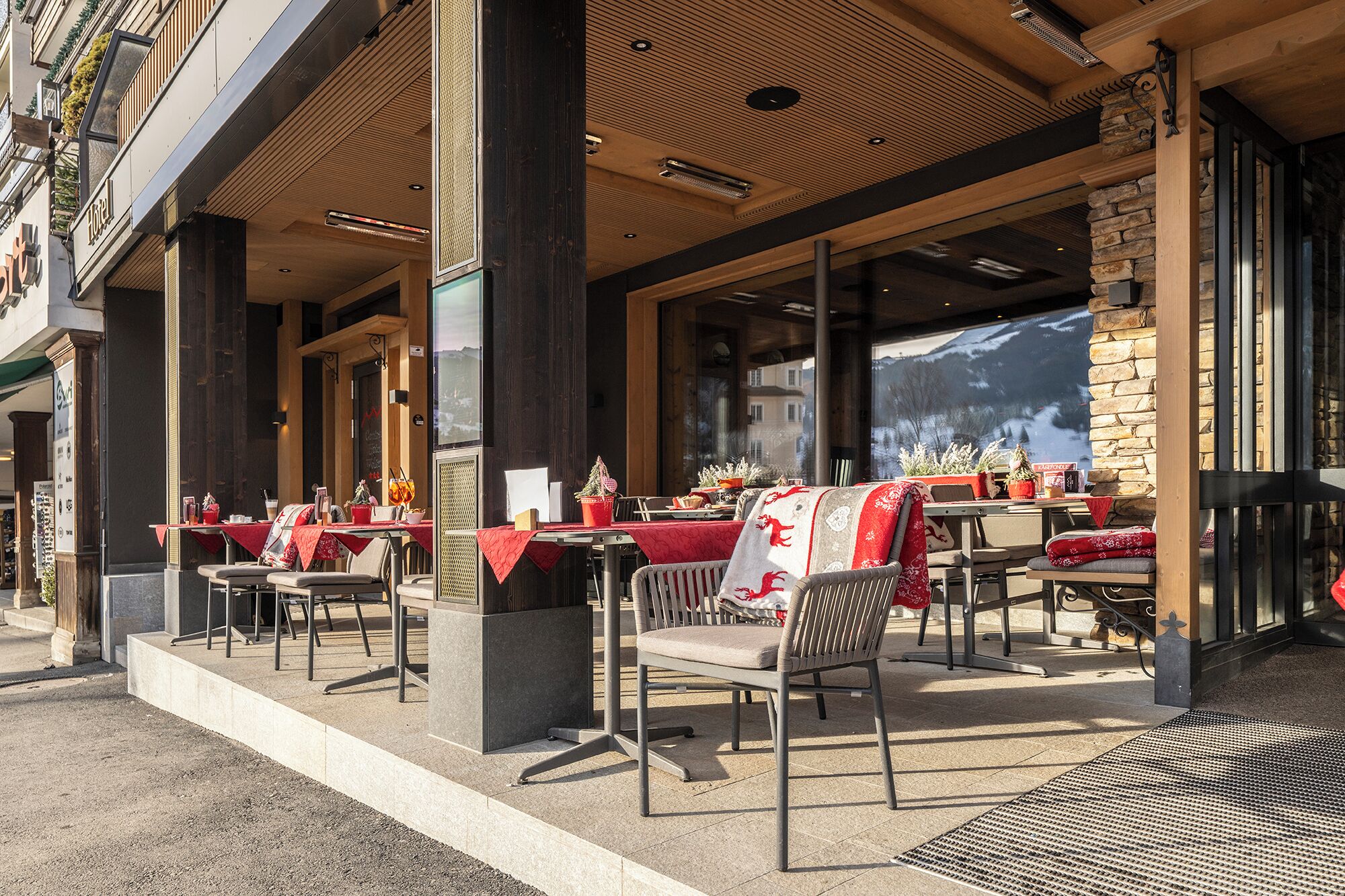 Se sirven almuerzos y cenas, restaurante con mesas al aire libre 