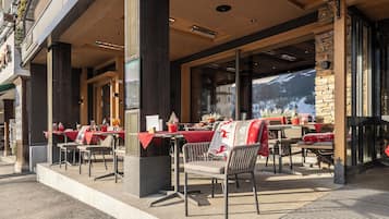 Lunch, dinner served; international cuisine, alfresco dining