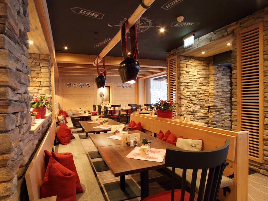 Serveert lunch, diner, internationale gerechten, buitendiner