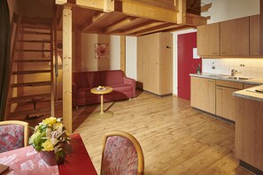 Standard Apartment mit Galerie, Bakon (Chalet) | Wohnbereich | Flachbildfernseher