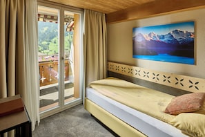 Chambre simple, balcon | Literie hypoallergénique, minibar, coffre-fort, décor unique